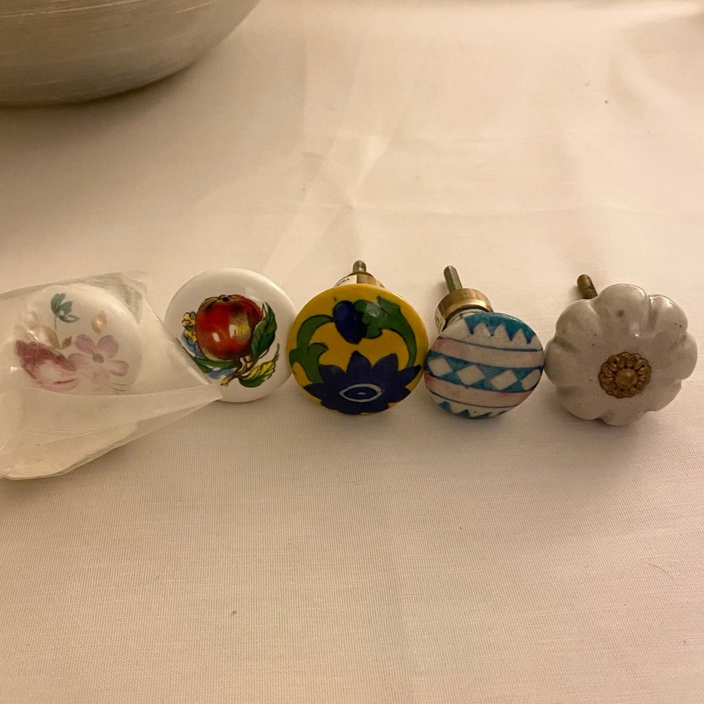 5 Beautiful Cabinet Knobs. NEVER USED